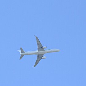В синем небе - серебристый самолет